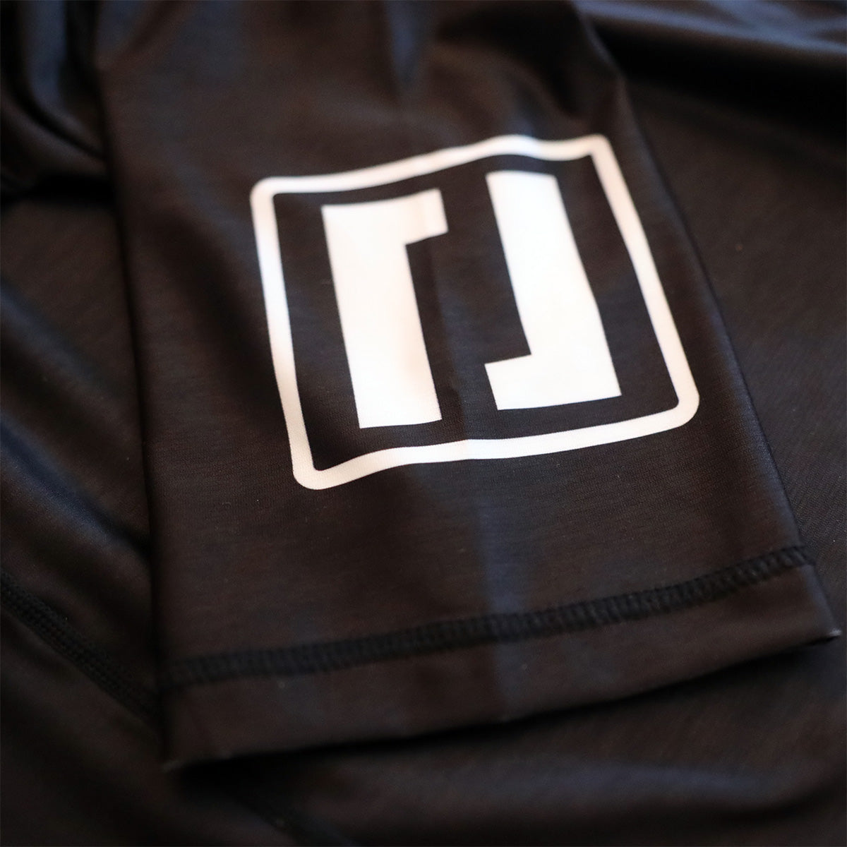 Phase V-neck Rash Guard – Rolljunkie